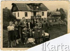 Początek lat 30., Worochta, Polska.
Rodzina Stefanii Turkiewicz na tle domu rodzinnego. Danuta Turkiewicz w sukience w kwiatki stoi w dolnym rzędzie 2. z prawej.
Fot. NN, zbiory Archiwum Historii Mówionej Ośrodka KARTA i Domu Spotkań z Historią, udostępniła Danuta Turkiewicz w ramach projektu 