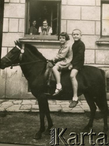 Lata 30., Tarnopol, woj. tarnopolskie, Polska.
Danuta Turkiewicz i jej brat na koniu przed swoim domem na ul. Brudzińskiego (dzisiejsza ulica Bohdana Chmielnickiego).
Fot. NN, zbiory Archiwum Historii Mówionej Ośrodka KARTA i Domu Spotkań z Historią, udostępniła Danuta Turkiewicz w ramach projektu 