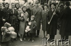 1.05.1963, Tarnopol, Ukraińska SRR, ZSRR.
Współpracownicy Danuty Turkiewicz w czasie pochodu pierwszomajowego. Danuta Turkiewicz 4. z lewej, w czarnej chustce na głowie.
Fot. NN, zbiory Archiwum Historii Mówionej Ośrodka KARTA i Domu Spotkań z Historią, udostępniła Danuta Turkiewicz w ramach projektu 