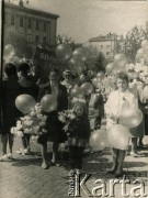 Lata 60., Tarnopol, Ukraińska SRR, ZSRR.
Pochód pierwszomajowy.
Fot. NN, zbiory Archiwum Historii Mówionej Ośrodka KARTA i Domu Spotkań z Historią, udostępniła Danuta Turkiewicz w ramach projektu 