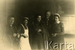 1941-1945, Tarnopol, okupacja niemiecka.
Matka Danuty Turkiewicz, Stefania Turkiewicz (1. z lewej) ze swoimi współpracownikami w sklepie, w którym pracowała jako sprzątaczka.
Fot. NN, zbiory Archiwum Historii Mówionej Ośrodka KARTA i Domu Spotkań z Historią, udostępniła Danuta Turkiewicz w ramach projektu 