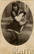 Lata 30., Worochta, woj. stanisławowskie, Polska.
Helena Jednoróg, siostra matki Danuty Turkiewicz przebrana za Hucułkę.
Fot. NN, zbiory Archiwum Historii Mówionej Ośrodka KARTA i Domu Spotkań z Historią, udostępniła Danuta Turkiewicz w ramach projektu 