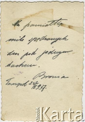 25.05.1937, Tarnopol, Polska.
Rewers odbitki fotograficznej o sygnaturze AHM_PnW_1514_0002_0022a:
Ulica Mickiewicza. Koleżanki Danuty Turkiewicz na spacerze. Podpis: 