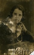 Przed 1939, Tarnopol, woj. tarnopolskie, Polska.
Portret kobiety. Fotografia z rodzinnego archiwum Stanisławy Dąbrowskiej, wykonana w atelier fotograficznym 