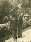 Przed 1939, Tarnopol (?), woj. tarnopolskie, Polska.
Zdjęcie rodzinne, portret dwóch mężczyzn pochodzący ze zbiorów Stanisławy Dąbrowskiej. Widoczny prawdopodobnie dziadek Stanisławy Dąbrowskiej, Michał Krupatnicki.
Fot. NN, zbiory Archiwum Historii Mówionej Ośrodka KARTA i Domu Spotkań z Historią, udostępniła Stanisława Dąbrowska w ramach projektu 