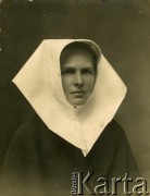 Przed 1939, brak miejsca.
Siostra zakonna. Fotografia z rodzinnego archiwum Stanisławy Dąbrowskiej.
Fot. NN, zbiory Archiwum Historii Mówionej Ośrodka KARTA i Domu Spotkań z Historią, udostępniła Stanisława Dąbrowska w ramach projektu 
