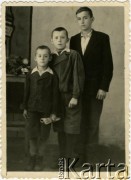 Przed 1939, brak miejsca.
Zdjęcie rodzinne przedstawiające trzech chłopców. Fotografia ze zbiorów Stanisławy Dąbrowskiej.
Fot. NN, zbiory Archiwum Historii Mówionej Ośrodka KARTA i Domu Spotkań z Historią, udostępniła Stanisława Dąbrowska w ramach projektu 