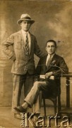 Przed 1939, brak miejsca.
Portret dwóch mężczyzn. Fotografia z rodzinnego archiwum Stanisławy Dąbrowskiej.
Fot. NN, zbiory Archiwum Historii Mówionej Ośrodka KARTA i Domu Spotkań z Historią, udostępniła Stanisława Dąbrowska w ramach projektu 