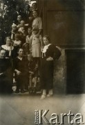 Przed 1939, Tarnopol (?), woj. tarnopolskie, Polska.
Zdjęcie rodzinne przed domem. Fotografia ze zbiorów Stanisławy Dąbrowskiej.
Fot. NN, zbiory Archiwum Historii Mówionej Ośrodka KARTA i Domu Spotkań z Historią, udostępniła Stanisława Dąbrowska w ramach projektu 