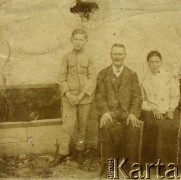 Przed 1939, brak miejsca.
Fotografia rodzinna ze zbiorów Stanisławy Dąbrowskiej. Widoczny prawdopodobnie dziadek Stanisławy Dąbrowskiej, Michał Krupatnicki z żoną.
Fot. NN, zbiory Archiwum Historii Mówionej Ośrodka KARTA i Domu Spotkań z Historią, udostępniła Stanisława Dąbrowska w ramach projektu 