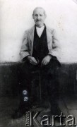 Przed 1939, brak miejsca.
Portret mężczyzny, prawdopodobnie dziadka Stanisławy Dąbrowskiej, Michała Krupatnickiego.
Fot. NN, zbiory Archiwum Historii Mówionej Ośrodka KARTA i Domu Spotkań z Historią, udostępniła Stanisława Dąbrowska w ramach projektu 