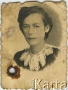 Przed 1939, brak miejsca.
Portret kobiety. Fotografia ze zbiorów Stanisławy Dąbrowskiej.
Fot. NN, zbiory Archiwum Historii Mówionej Ośrodka KARTA i Domu Spotkań z Historią, udostępniła Stanisława Dąbrowska w ramach projektu 