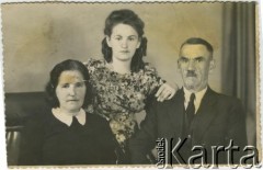 Lata 50., Tarnopol (?), Ukraińska SRR, ZSRR.
Stanisława Dąbrowska z rodzicami, Aleksandrą i Szymonem Dąbrowskimi.
Fot. NN, zbiory Archiwum Historii Mówionej Ośrodka KARTA i Domu Spotkań z Historią, udostępniła Stanisława Dąbrowska w ramach projektu 