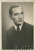 Brak daty, brak miejsca.
Portret mężczyzny. Fotografia z archiwum rodzinnego Stanisławy Dąbrowskiej.
Fot. NN, zbiory Archiwum Historii Mówionej Ośrodka KARTA i Domu Spotkań z Historią, udostępniła Stanisława Dąbrowska w ramach projektu 