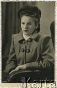 Lata 40-50., brak miejsca.
Portret Stanisławy Dąbrowskiej.
Fot. NN, zbiory Archiwum Historii Mówionej Ośrodka KARTA i Domu Spotkań z Historią, udostępniła Stanisława Dąbrowska w ramach projektu 
