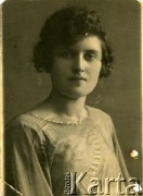 Lata 20., Lwów (?), Polska.
Stefania Dereń – matka męża Haliny Terleckiej-Dereń. Zdjęcie z legitymacji kolejarskiej przysługującej członkom rodzin kolejarzy.
Fot. NN, zbiory Archiwum Historii Mówionej Ośrodka KARTA i Domu Spotkań z Historią, udostępniła Halina Terlecka-Dereń w ramach projektu 