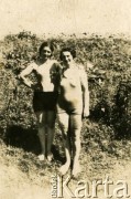 1932, Tarnopol, Polska.
Stefania Dereń – teściowa Haliny Terleckiej-Dereń (z lewej) z koleżanką.
Fot. NN, zbiory Archiwum Historii Mówionej Ośrodka KARTA i Domu Spotkań z Historią, udostępniła Halina Terlecka-Dereń w ramach projektu 