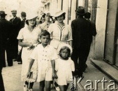 Lata 30., Tarnopol, Polska.
Halina Terlecka-Dereń (1. z prawej) na spacerze ulicą Mickiewicza z matką oraz jej koleżanką z dzieckiem.
Fot. NN, zbiory Archiwum Historii Mówionej Ośrodka KARTA i Domu Spotkań z Historią, udostępniła Halina Terlecka-Dereń w ramach projektu 