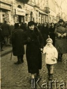 1933, Tarnopol, Polska.
Stefania Dereń (teściowa Haliny Terleckiej-Dereń) z synem Czesławem (mężem Haliny Terleckiej-Dereń).
Fot. NN, zbiory Archiwum Historii Mówionej Ośrodka KARTA i Domu Spotkań z Historią, udostępniła Halina Terlecka-Dereń w ramach projektu 