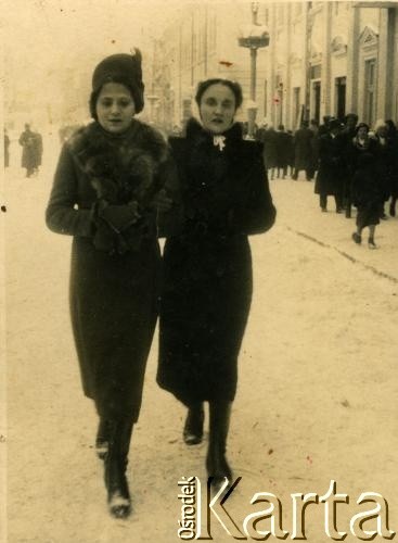 Lata 30., Tarnopol, Polska.
Znajome Stefanii Dereń, teściowej Haliny Terleckiej-Dereń, na spacerze na ulicy Mickiewicza.
Fot. NN, zbiory Archiwum Historii Mówionej Ośrodka KARTA i Domu Spotkań z Historią, udostępniła Halina Terlecka-Dereń w ramach projektu 