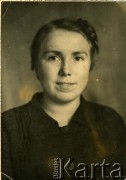 1951, Tarnopol, Ukraińska SRR, ZSRR.
Portret Haliny Terleckiej.
Fot. NN, zbiory Archiwum Historii Mówionej Ośrodka KARTA i Domu Spotkań z Historią, udostępniła Halina Terlecka-Dereń w ramach projektu 