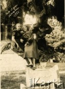 1957, Zaleszczyki, Ukraińska SRR, ZSRR.
Halina Terlecka-Dereń (z lewej) z koleżanką w sanatorium.
Fot. NN, zbiory Archiwum Historii Mówionej Ośrodka KARTA i Domu Spotkań z Historią, udostępniła Halina Terlecka-Dereń w ramach projektu 