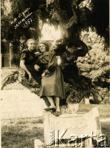 1957, Zaleszczyki, Ukraińska SRR, ZSRR.
Halina Terlecka-Dereń (z lewej) z koleżanką w sanatorium.
Fot. NN, zbiory Archiwum Historii Mówionej Ośrodka KARTA i Domu Spotkań z Historią, udostępniła Halina Terlecka-Dereń w ramach projektu 