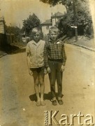 Lata 60, Tarnopol, Ukraińska SRR, ZSRR.
Stanisław Dereń (syn Haliny Terleckiej-Dereń; stoi po prawej) z kolegą.
Fot. NN, zbiory Archiwum Historii Mówionej Ośrodka KARTA i Domu Spotkań z Historią, udostępniła Halina Terlecka-Dereń w ramach projektu 