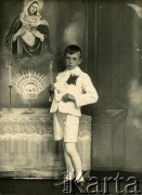 Maj 1938, Tarnopol, Polska.
Czesław Dereń (mąż Haliny Terleckiej-Dereń). Portret komunijny.
Fot. NN, zbiory Archiwum Historii Mówionej Ośrodka KARTA i Domu Spotkań z Historią, udostępniła Halina Terlecka-Dereń w ramach projektu 