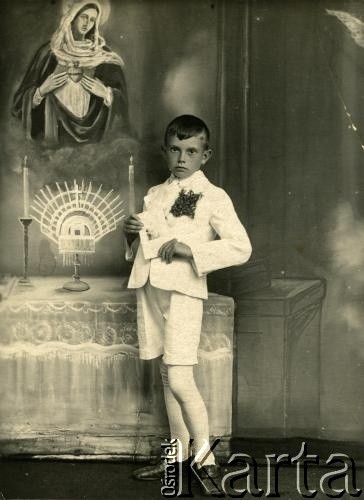 Maj 1938, Tarnopol, Polska.
Czesław Dereń (mąż Haliny Terleckiej-Dereń). Portret komunijny.
Fot. NN, zbiory Archiwum Historii Mówionej Ośrodka KARTA i Domu Spotkań z Historią, udostępniła Halina Terlecka-Dereń w ramach projektu 