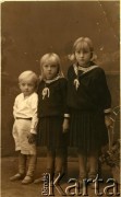 Lata 30., Tarnopol, Polska.
Portret rodzeństwa Dereniów. Od prawej: Maria, Halina i Józef.
Fot. NN, zbiory Archiwum Historii Mówionej Ośrodka KARTA i Domu Spotkań z Historią, udostępniła Halina Terlecka-Dereń w ramach projektu 