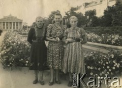 1957, Tarnopol, Ukraińska Socjalistyczna Republika Radziecka, Związek Socjalistycznych Republik Radzieckich.
Od lewej Stanisława Dmytriw, jej koleżanka oraz siostra na skwerze przed gmachem teatru miejskiego w Tarnopolu. 
Fot. NN, zbiory Archiwum Historii Mówionej Ośrodka KARTA i Domu Spotkań z Historią, udostępniła Stanisława Dmytriw w ramach projektu 