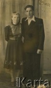 Lata 50., Tarnopol, Ukraińska Socjalistyczna Republika Radziecka, Związek Socjalistycznych Republik Radzieckich.
Stanisława Dmytriw z mężem. 
Fot. NN, zbiory Archiwum Historii Mówionej Ośrodka KARTA i Domu Spotkań z Historią, udostępniła Stanisława Dmytriw w ramach projektu 