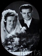 1955, Litewska SRR, ZSRR.
Portret ślubny. Fotografia z archiwum rodzinnego Izabeli Mickiewicz.
Fot. NN, zbiory Archiwum Historii Mówionej Ośrodka KARTA i Domu Spotkań z Historią, udostępniła Izabela Mickiewicz w ramach projektu 