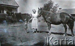 Koniec lat 30., Podberupie, gm. Żejmy, Republika Litewska.
Portret kobiety z dzieckiem i koniem.
Fot. NN, zbiory Archiwum Historii Mówionej Ośrodka KARTA i Domu Spotkań z Historią, udostępniła Izabela Mickiewicz w ramach projektu 