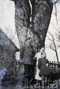 Lata 30., Republika Litewska.
Portret rodzinny przy drzewie.
Fot. NN, zbiory Archiwum Historii Mówionej Ośrodka KARTA i Domu Spotkań z Historią, udostępniła Izabela Mickiewicz w ramach projektu 