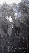 Lata 50., brak miejsca.
Grupa osób w plenerze.
Fot. NN, zbiory Archiwum Historii Mówionej Ośrodka KARTA i Domu Spotkań z Historią, udostępniła Izabela Mickiewicz w ramach projektu 