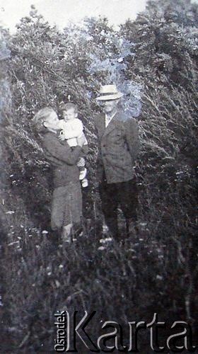 Lata 50., brak miejsca.
Grupa osób w plenerze.
Fot. NN, zbiory Archiwum Historii Mówionej Ośrodka KARTA i Domu Spotkań z Historią, udostępniła Izabela Mickiewicz w ramach projektu 