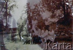 1940, Podberupie, Litewska SRR, ZSRR.
Grupa osób. Fotografia z archiwum rodzinnego Izabeli Mickiewicz.
Fot. NN, zbiory Archiwum Historii Mówionej Ośrodka KARTA i Domu Spotkań z Historią, udostępniła Izabela Mickiewicz w ramach projektu 