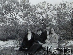 Przed 1939, brak miejsca.
Grupa osób w plenerze. 1. z prawej Helena Michniewicz z d. Pankiewicz, matka Izabeli Mickiewicz.
Fot. NN, zbiory Archiwum Historii Mówionej Ośrodka KARTA i Domu Spotkań z Historią, udostępniła Izabela Mickiewicz w ramach projektu 