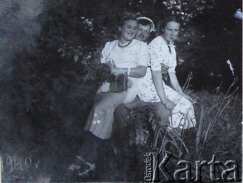 1940, Litewska SRR, ZSRR.
Grupa osób w plenerze. Fotografia z archiwum rodzinnego Izabeli Mickiewicz.
Fot. NN, zbiory Archiwum Historii Mówionej Ośrodka KARTA i Domu Spotkań z Historią, udostępniła Izabela Mickiewicz w ramach projektu 