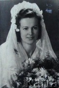 1955, Litewska SRR, ZSRR.
Portret ślubny. Fotografia z archiwum rodzinnego Izabeli Mickiewicz.
Fot. NN, zbiory Archiwum Historii Mówionej Ośrodka KARTA i Domu Spotkań z Historią, udostępniła Izabela Mickiewicz w ramach projektu 