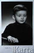 Lata 50/60, Kowno, Litewska SRR, ZSRR.
Portret chłopca. Prawdopodobnie syn Izabeli Mickiewicz, Witold.
Fot. Karlas Baulas, zbiory Archiwum Historii Mówionej Ośrodka KARTA i Domu Spotkań z Historią, udostępniła Izabela Mickiewicz w ramach projektu 