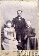 Ok. 1900, Wilno, Cesarstwo Rosyjskie.
Bronisława i Mieczysław (1. z prawej) Pankiewiczowie, dziadkowie Izabeli Mickiewicz.
Fotografia wykonana w atelier fotograficznym 