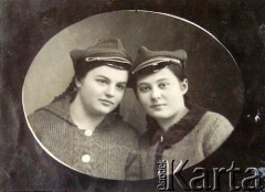 Przed 1939, Poniewież, Republika Litewska.
Helena Michniewicz (z prawej), matka Izabeli Mickiewicz, z koleżanką z gimnazjum polskiego.
Fot. NN, zbiory Archiwum Historii Mówionej Ośrodka KARTA i Domu Spotkań z Historią, udostępniła Izabela Mickiewicz w ramach projektu 