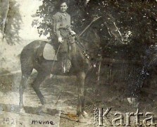 1921, Republika Litewska.
Kobieta na koniu. Helena Michniewicz z d. Pankiewicz, matka Izabeli Mickiewicz.
Fot. NN, zbiory Archiwum Historii Mówionej Ośrodka KARTA i Domu Spotkań z Historią, udostępniła Izabela Mickiewicz w ramach projektu 