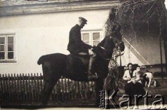 Przed 1939, Republika Litewska.
Mężczyzna na koniu przed domem.
Fot. NN, zbiory Archiwum Historii Mówionej Ośrodka KARTA i Domu Spotkań z Historią, udostępniła Izabela Mickiewicz w ramach projektu 