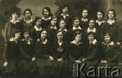 Przed 1939, brak miejsca.
Uczennice. Fotografia z rodzinnego archiwum Ireny Weroniki Jasiulite.
Fot. NN, zbiory Archiwum Historii Mówionej Ośrodka KARTA i Domu Spotkań z Historią, udostępniła Irena Weronika Jasiulite w ramach projektu 