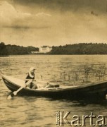 Przed 1939, brak miejsca.
Wioślarka. Kobieta na łodzi 
