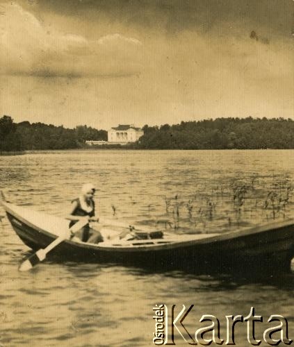 Przed 1939, brak miejsca.
Wioślarka. Kobieta na łodzi 